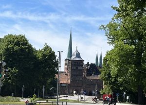 Nördliches-Lübecker-Stadttor-mit-drei-Kirchturmspitzen