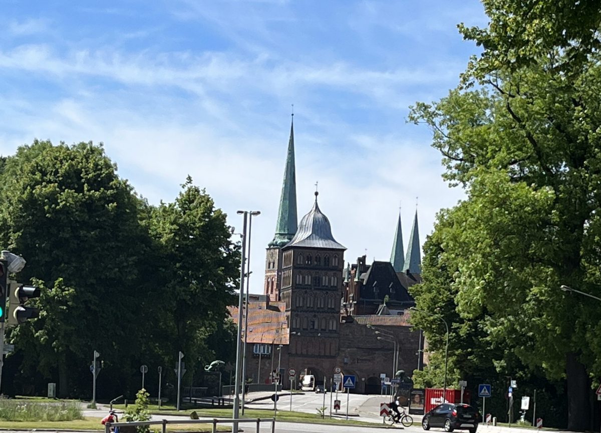 Nördliches-Lübecker-Stadttor-mit-drei-Kirchturmspitzen