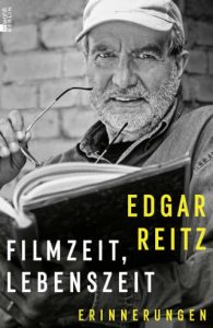 Buchcover-Edgar-Reitz-blickt-über-ein-Buch-in-die-Kamera-Pfundtner