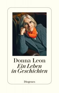Donna-Leon-wird-80-sitzend-im-Sessel-und-freundlich-in-die-Kamera-lächelnd-Pfundtner