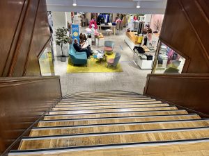 Blick-von-der-Treppe-auf-Sitzgruppe-im-Verkaufsraum-2022-tp-Pfundtner