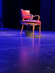 Leerer-Stuhl-auf-leerer-Bühne