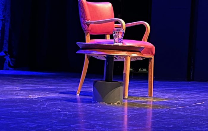 Leerer-Stuhl-auf-leerer-Bühne