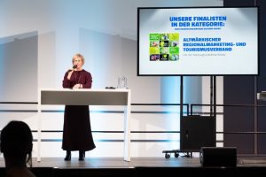 251009_ART_PM_#altmarkliebe_Marketingaward-Finale-3 Laudatorin und Jurymitglied Cornelia Muhl-Hünicke präsentierte den ART und die Kamapgne #altmarkliebe als Finalist des Marketing Award in der Kategorie „Beste Marketingkampagne in Sachsen-Anhalt“. © Katy Löwe