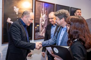 Prof. Wiedemer beim Handshake im TdA©Stefan Rühling