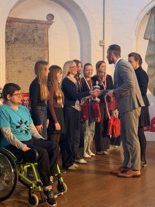 OB Bastian Sieler zeichnet die Preisträger und Preisträgerinnen aus.©Hanststadt Stendal-RS115392_IMG_0625