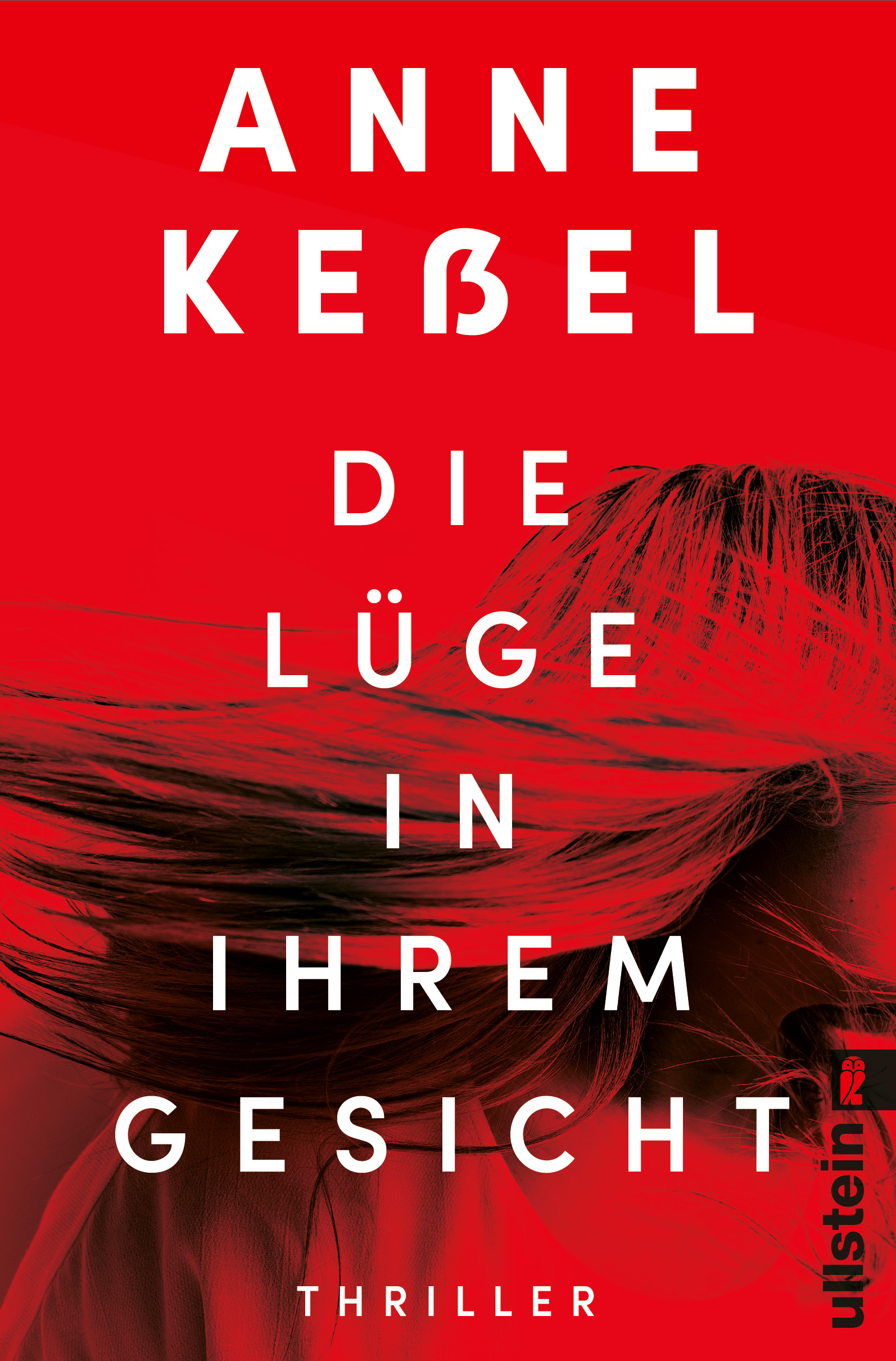 Cover von „Die Lüge in ihrem Gesicht“ von Anne Keßel: Rotes Cover mit seitlichem Frauenprofil, wehenden dunklen Haaren und großem weißen Titeltext.