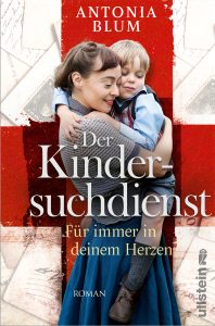 Cover von „Der Kindersuchdienst: Für immer in deinem Herzen“ von Antonia Blum: Eine Frau umarmt einen Jungen, beide lächeln. Der Hintergrund ist rot mit alten Briefen, was eine emotionale Stimmung vermittelt.