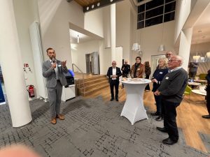 Bastian Sieler bei der Ausstellungseröffnung mit Asta Rode.