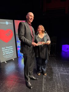 Patricia Hachtel (re.) und Niclas Ramdohr mit dem Preis.